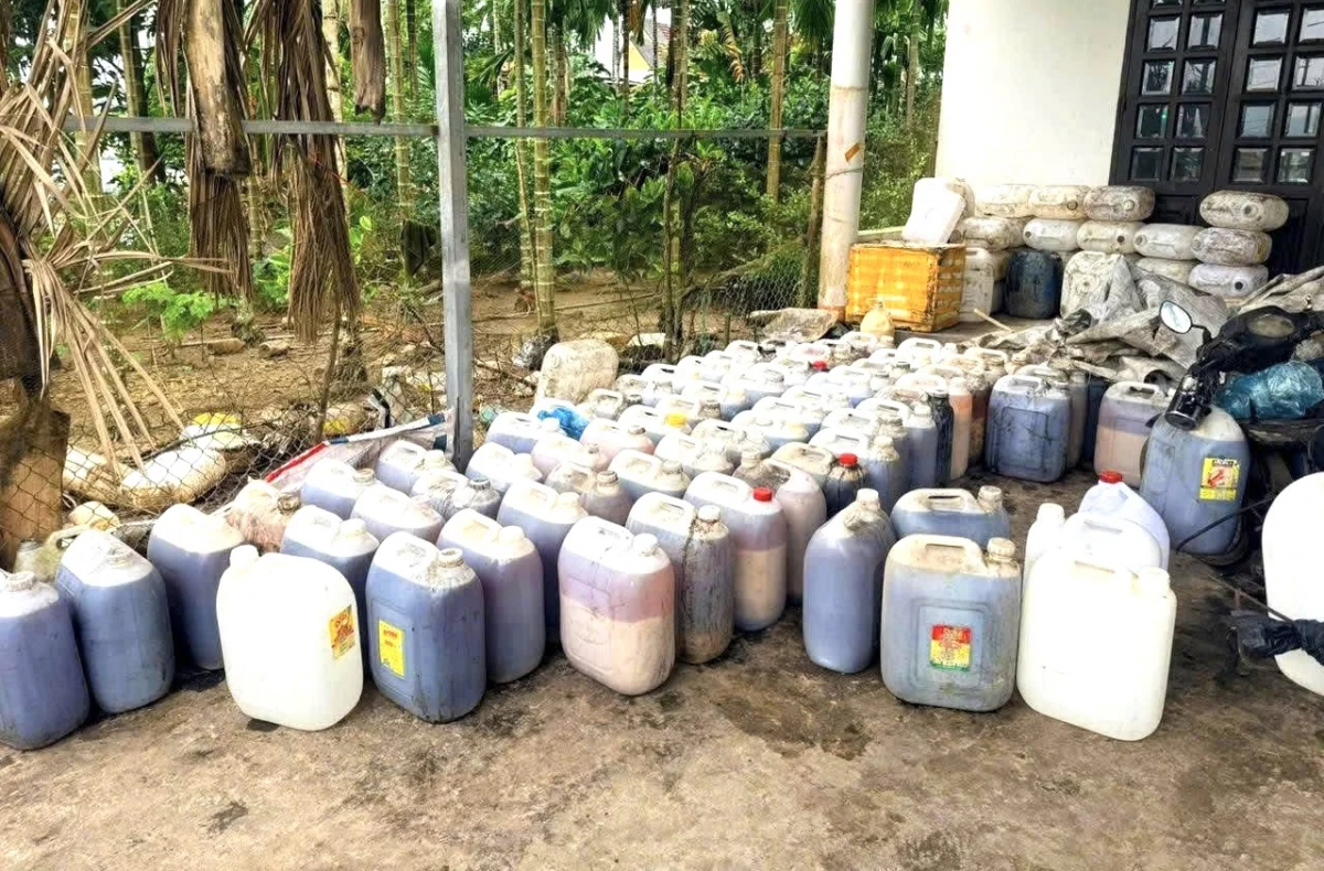 Phương tiện và các can nhựa chứa dầu ăn, mỡ heo đã qua sử dụng được tập kết tại sân nhà ông P.Q.K., bị lực lượng Công an xã Phước Giang phát hiện, thu giữ để xử lý theo quy định.