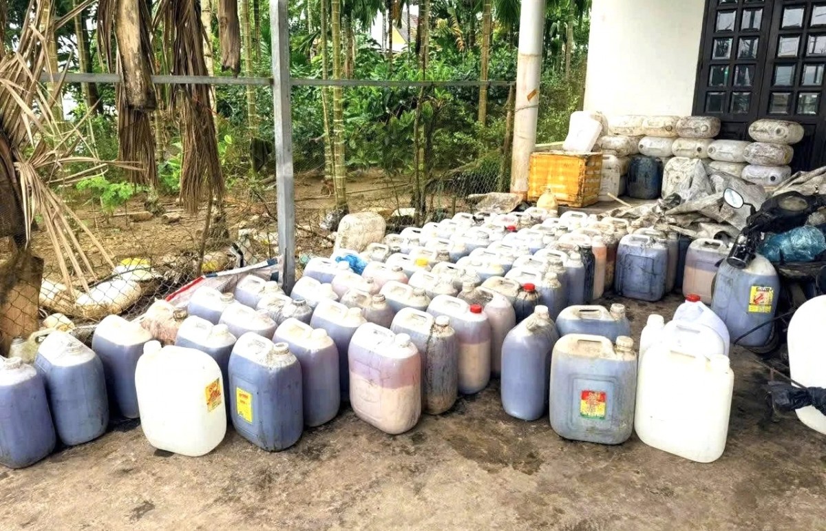 Quảng Ngãi phát hiện vụ thu gom gần 2 tấn dầu, mỡ ăn bẩn tuồn ra thị trường