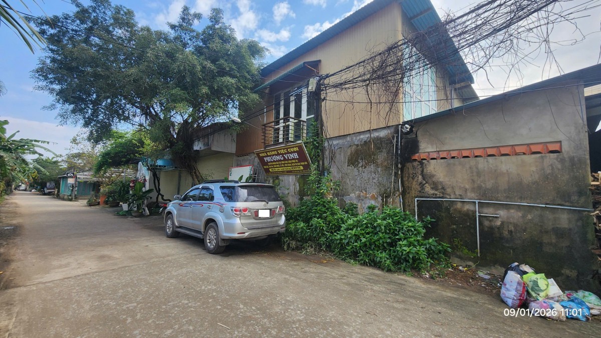 Nhà hàng Phương Vinh, xã Lộc An, Tp. Huế) đã lấn chiếm bờ sông Truồi từ nhiều năm nay...