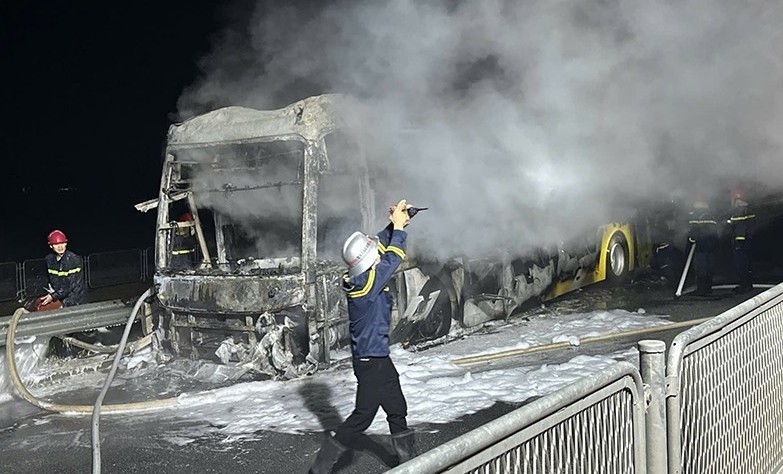 Xe khách bốc cháy dữ dội trên cao tốc Bắc - Nam đoạn qua Hà Tĩnh