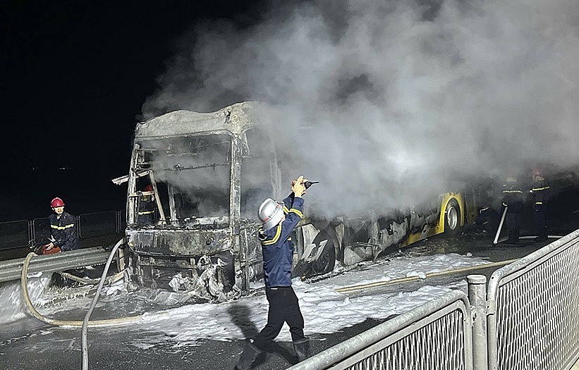 Xe khách bốc cháy dữ dội trên cao tốc Bắc - Nam đoạn qua Hà Tĩnh