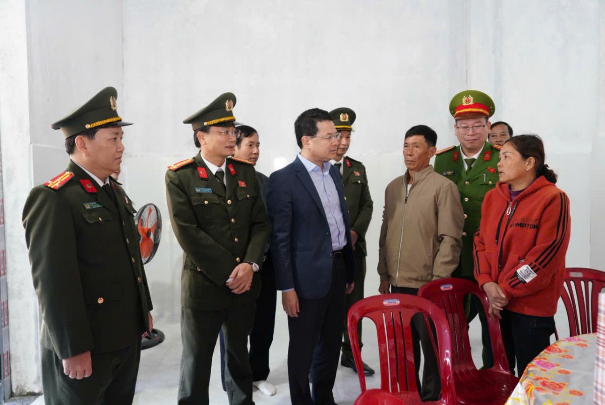 Lãnh đạo thành phố Huế và Công an thành phố đã đến thăm và chúc mừng các hộ gia đình được nhận nhà mới