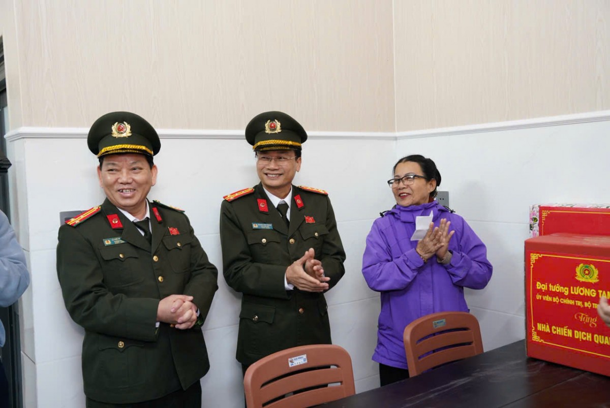 Lãnh đạo thành phố Huế và Công an thành phố đã đến thăm và chúc mừng các hộ gia đình được nhận nhà mới