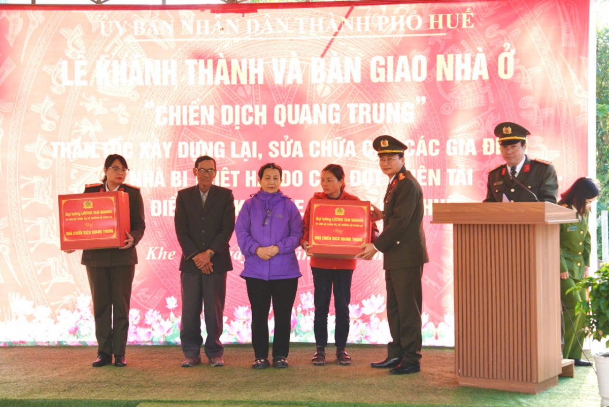 Thừa ủy quyền, Đại tá Dương Văn Thoan, Phó Giám đốc Công an thành phố tặng quà của đồng chí Bộ trưởng Bộ Công an cho các hộ gia đình