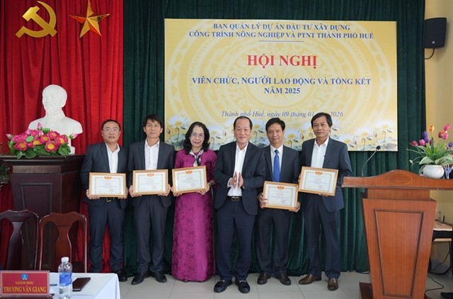 Biểu dương, khen thưởng các tập thể, cá nhân có thành tích tiêu biểu trong thực hiện nhiệm vụ năm 2025.