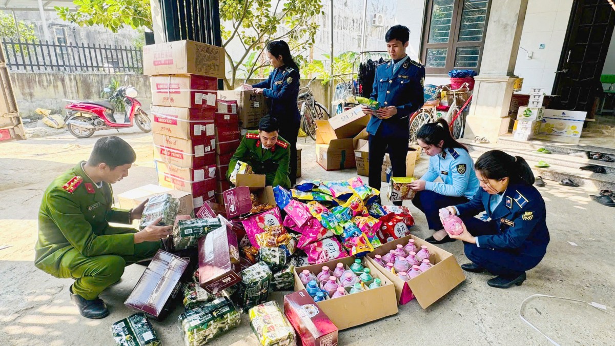 Quản lý thị trường Quảng Trị phát hiện một cơ sở kinh doanh bánh kẹo nhập lậu