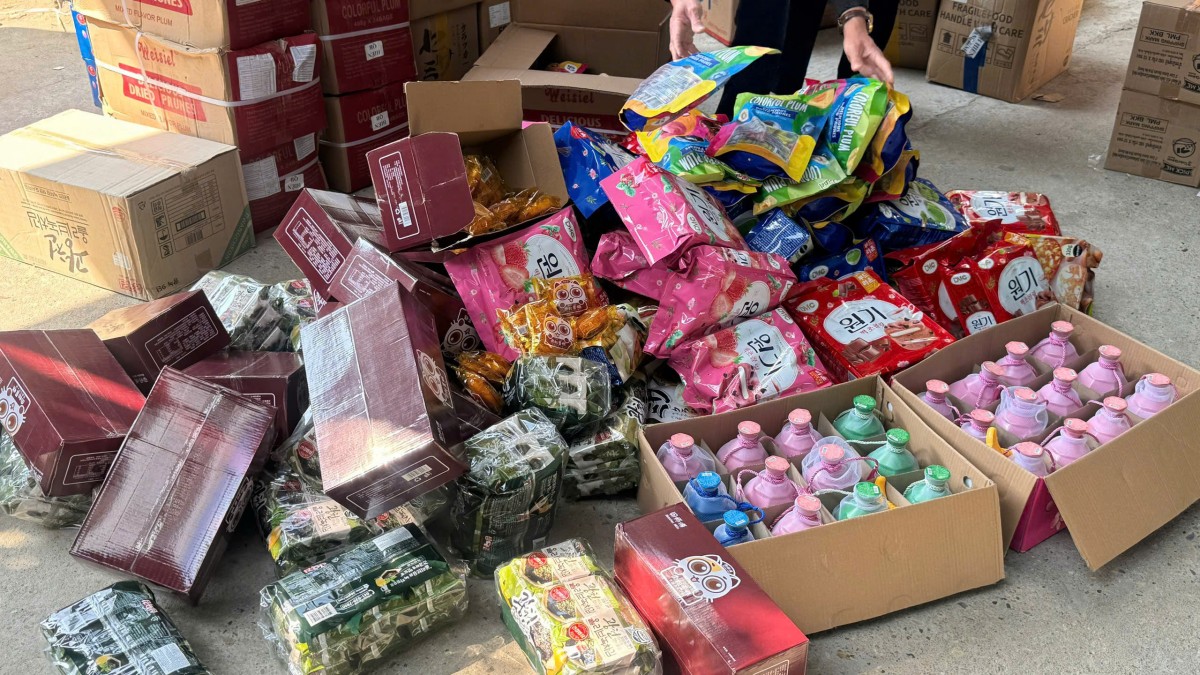 Quản lý thị trường Quảng Trị phát hiện một cơ sở kinh doanh bánh kẹo nhập lậu