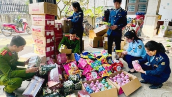 Quản lý thị trường Quảng Trị phát hiện một cơ sở kinh doanh bánh kẹo nhập lậu