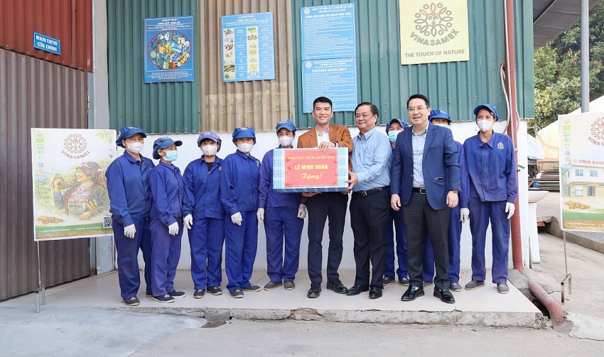 Phó Chủ tịch Quốc hội Lê Minh Hoan thăm một số mô hình sản xuất nông nghiệp tại Lào Cai