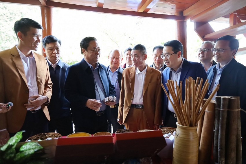 Phó Chủ tịch Quốc hội Lê Minh Hoan thăm một số mô hình sản xuất nông nghiệp tại Lào Cai