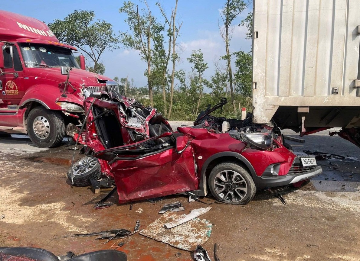 Xe con bẹp dúm sau tai nạn liên hoàn trên đường tránh phía nam Hà Tĩnh