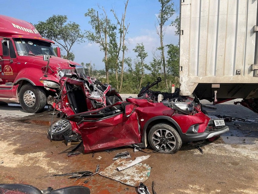 Xe con bẹp dúm sau tai nạn liên hoàn trên đường tránh phía nam Hà Tĩnh