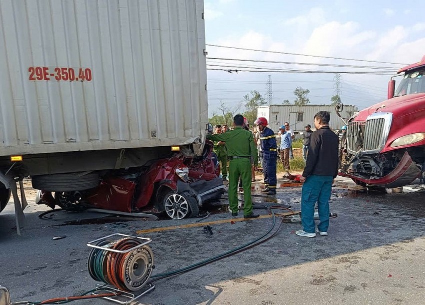 Xe ô tô con mắc kẹt vào gầm xe tải sau vụ TNGT liên hoàn