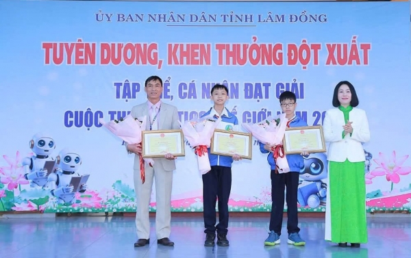 Lâm Đồng tặng Bằng khen học sinh đoạt giải huy chương vàng Robotics thế giới
