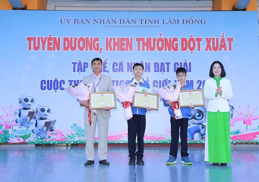Lâm Đồng tặng Bằng khen học sinh đoạt giải huy chương vàng Robotics thế giới