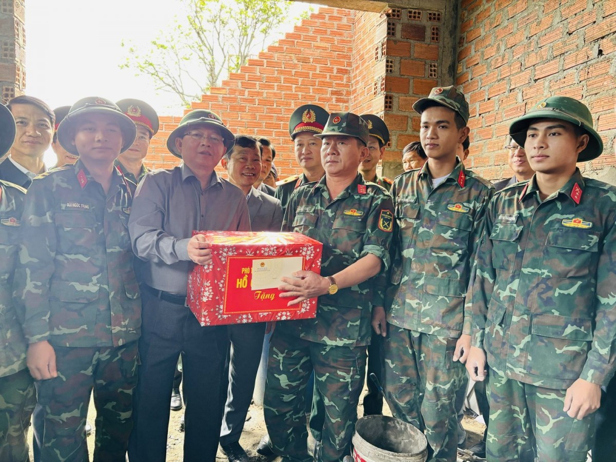 Phó Thủ tướng Hồ Quốc Dũng kiểm tra công tác xây dựng, sửa chữa nhà tại Gia Lai