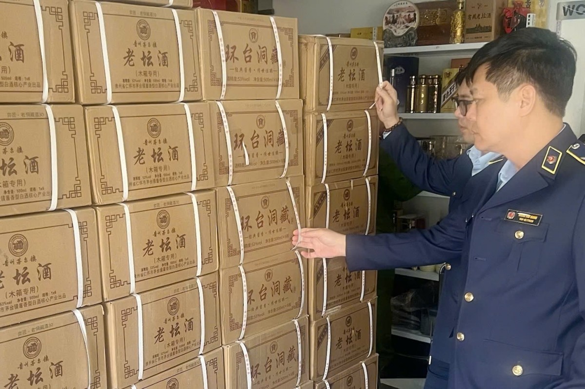 Xử lý nghiêm vụ kinh doanh hơn 2.200 chai rượu ngoại nhập lậu tại Hưng Yên