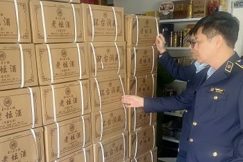 Xử lý nghiêm vụ kinh doanh hơn 2.200 chai rượu ngoại nhập lậu tại Hưng Yên