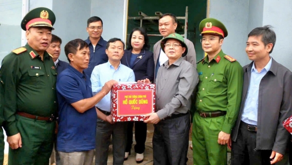 Phó Thủ tướng Hồ Quốc Dũng thăm, động viên các gia đình bị ảnh hưởng mưa lũ