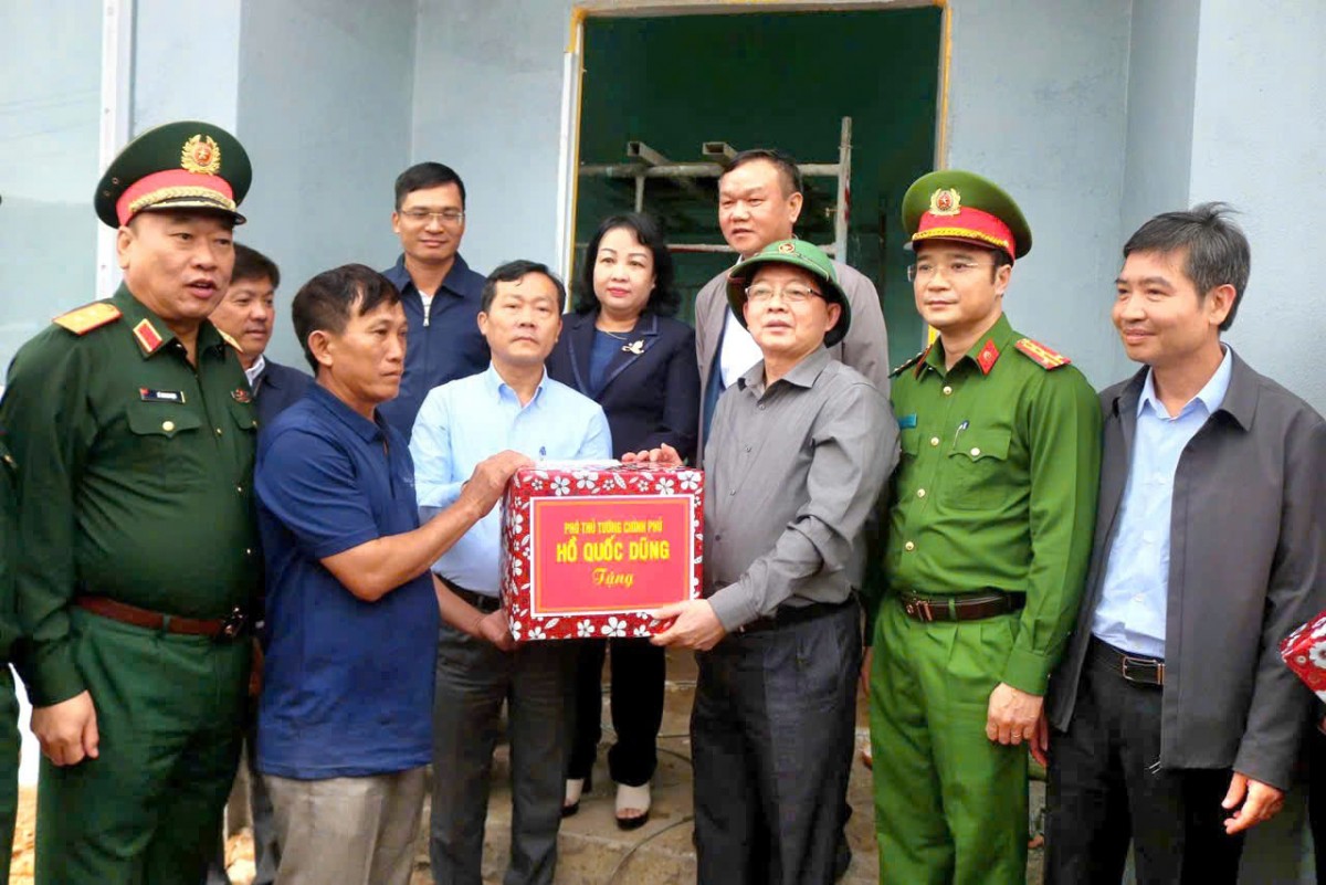 Phó Thủ tướng Hồ Quốc Dũng thăm, động viên các gia đình bị ảnh hưởng mưa lũ