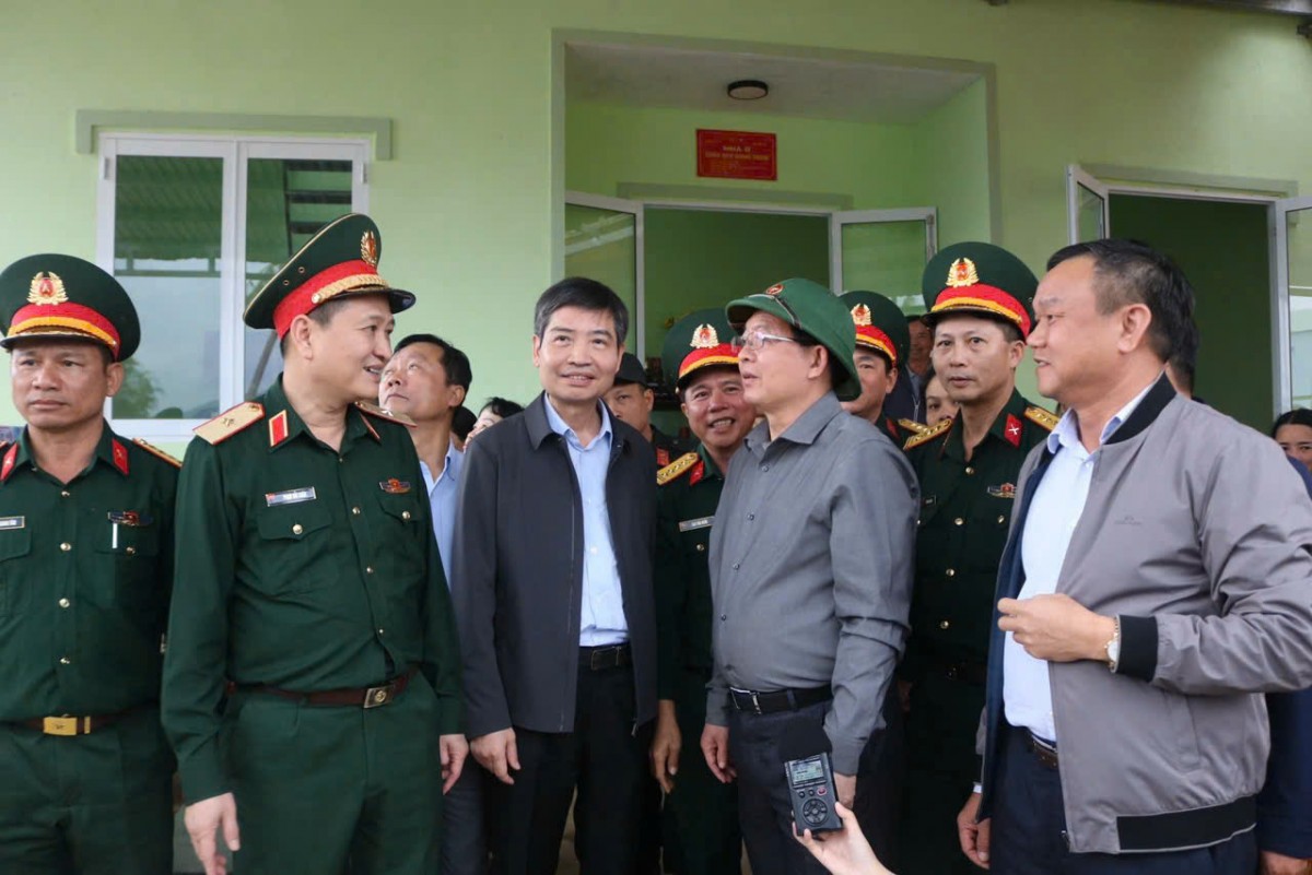 Phó Thủ tướng Hồ Quốc Dũng thăm, động viên các gia đình bị ảnh hưởng mưa lũ