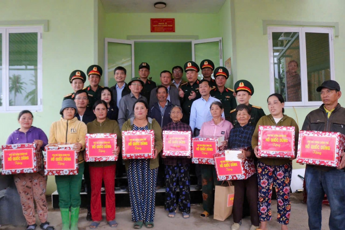 Phó Thủ tướng Hồ Quốc Dũng thăm, động viên các gia đình bị ảnh hưởng mưa lũ