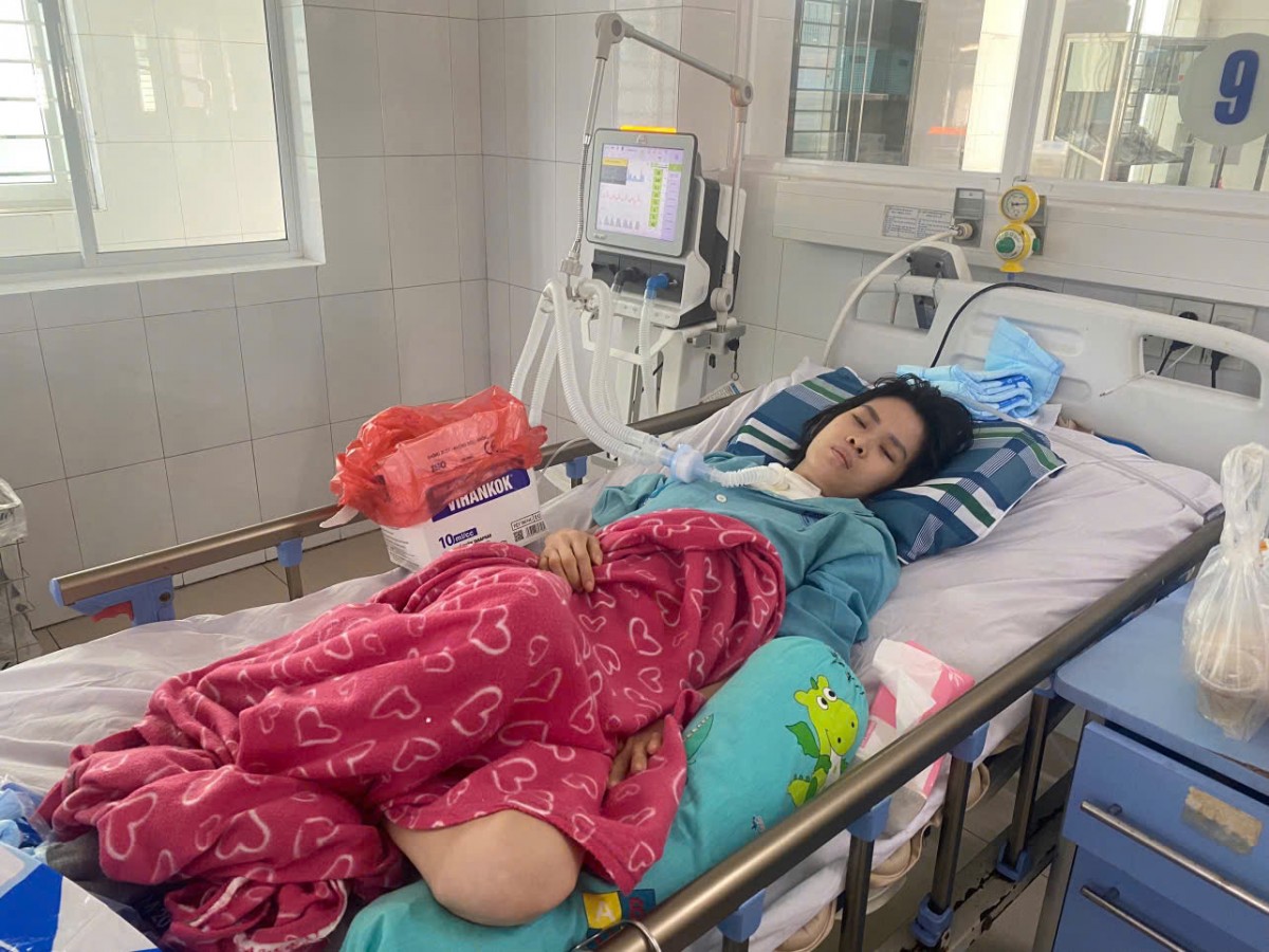 Sống nhờ máy thở, mẹ trẻ bệnh phổi giai đoạn cuối khiến các con thơ lao đao