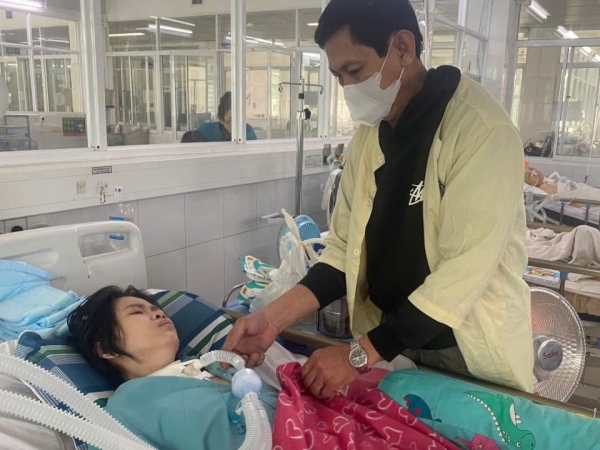 Sống nhờ máy thở, mẹ trẻ bệnh phổi giai đoạn cuối khiến các con thơ lao đao