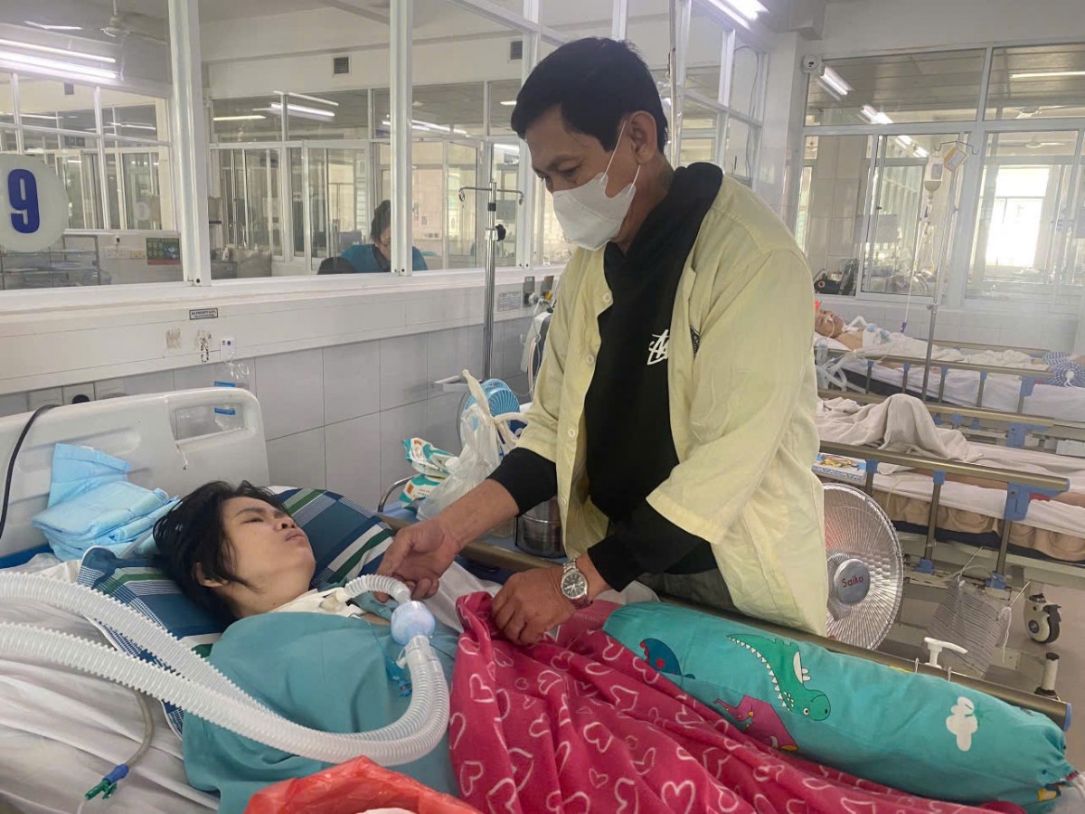 Sống nhờ máy thở, mẹ trẻ bệnh phổi giai đoạn cuối khiến các con thơ lao đao