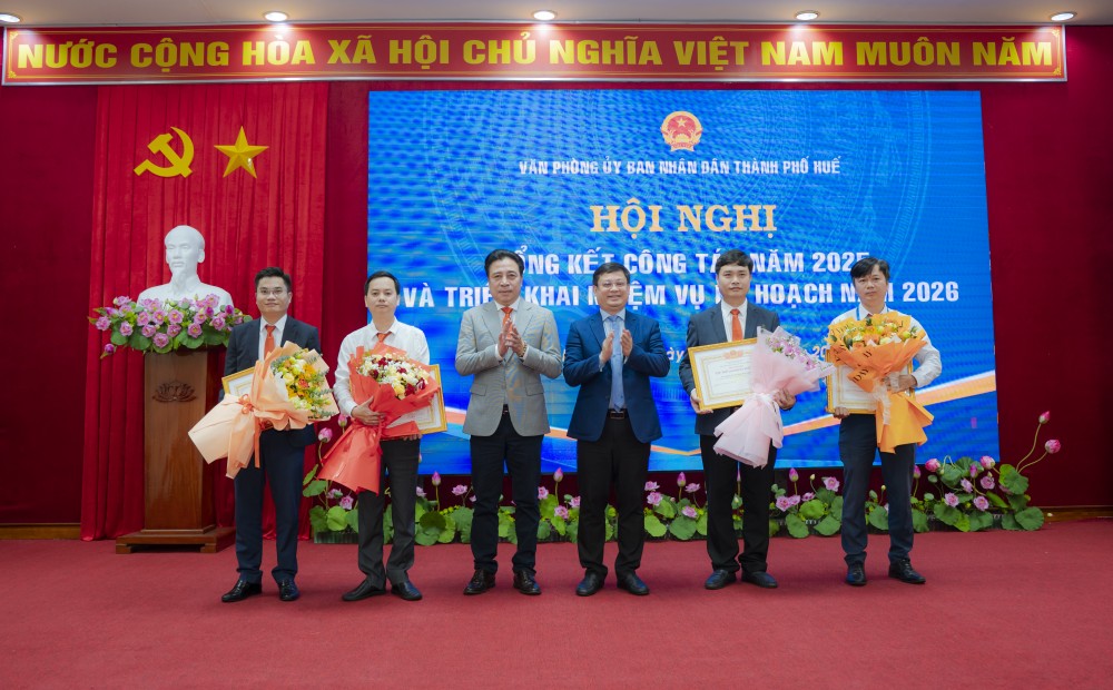 UBND thành phố đã trao tặng Bằng khen cho các tập thể và cá nhân đã có thành tích xuất sắc trong thực hiện nhiệm vụ công tác năm 2025