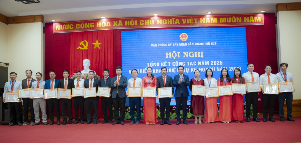 trao các danh hiệu thi đua cho các cá nhân đã có thành tích xuất sắc trong thực hiện nhiệm vụ công tác năm 2025