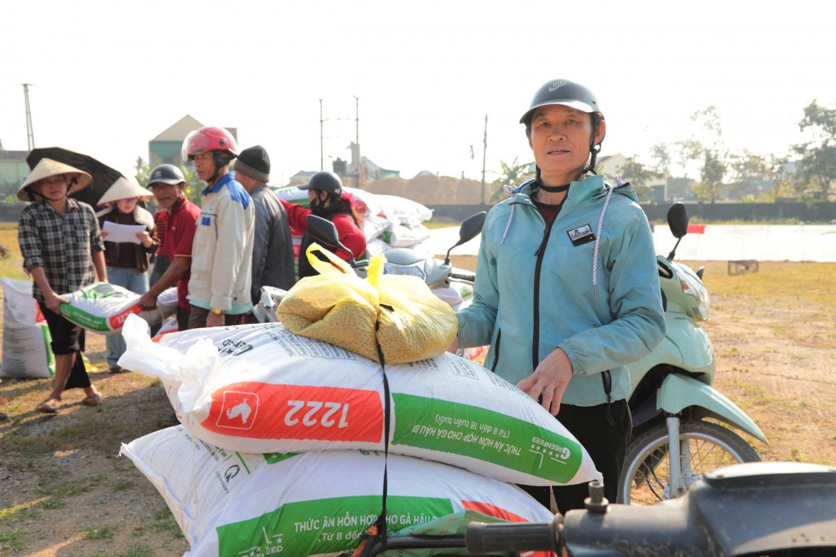 Nghệ An: Hàng trăm hộ nghèo, cận nghèo được cấp phát giống và vật tư hỗ trợ sinh kế