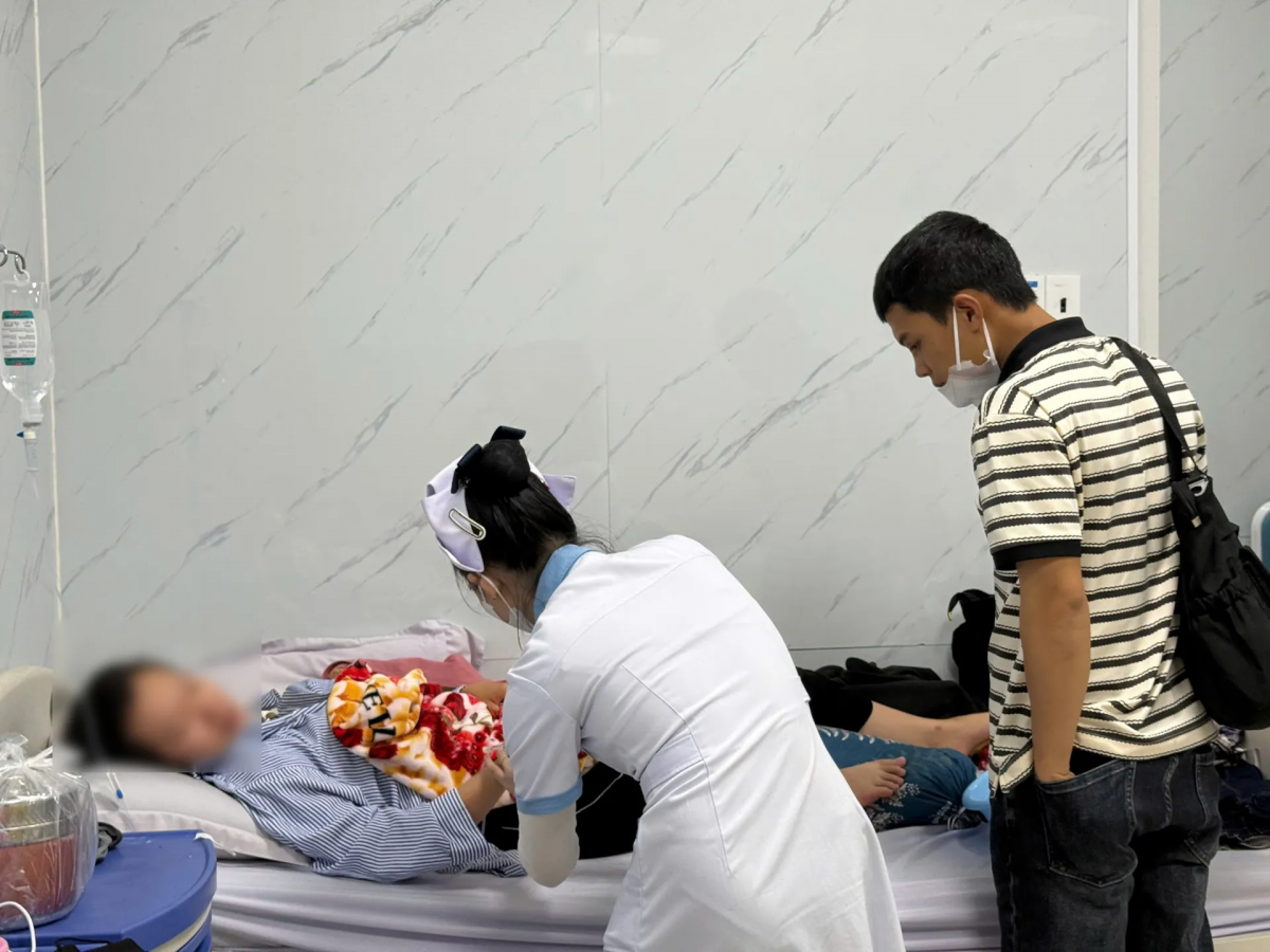 Bệnh nhân ngộ độc thực phẩm sau khi ăn bánh mì Hồng Vân điều trị tại một bệnh viện trên địa bàn tỉnh Quảng Ngãi.