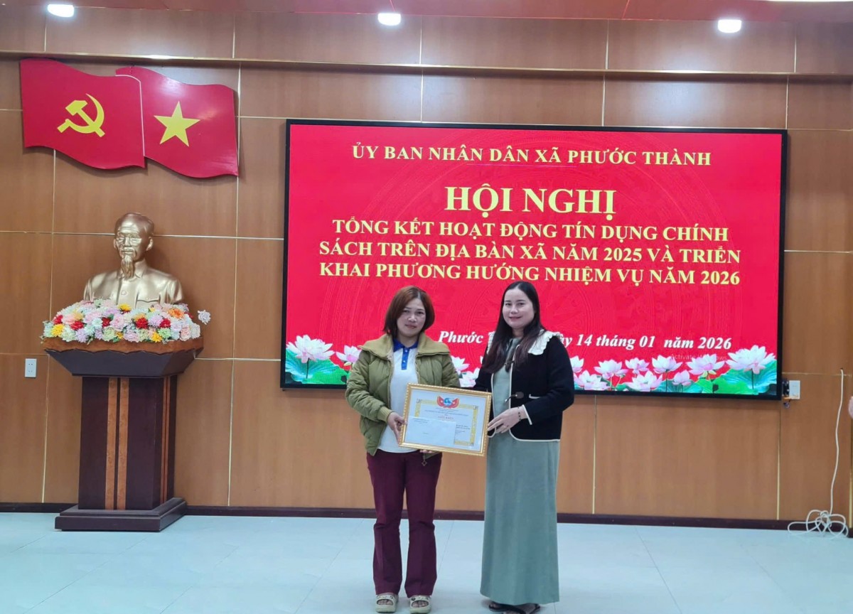 Trao khen thưởng cho các tập thể, cá nhân tiêu biểu tại Hội nghị tổng kết hoạt động tín dụng chính sách xã Phước Thành năm 2025.