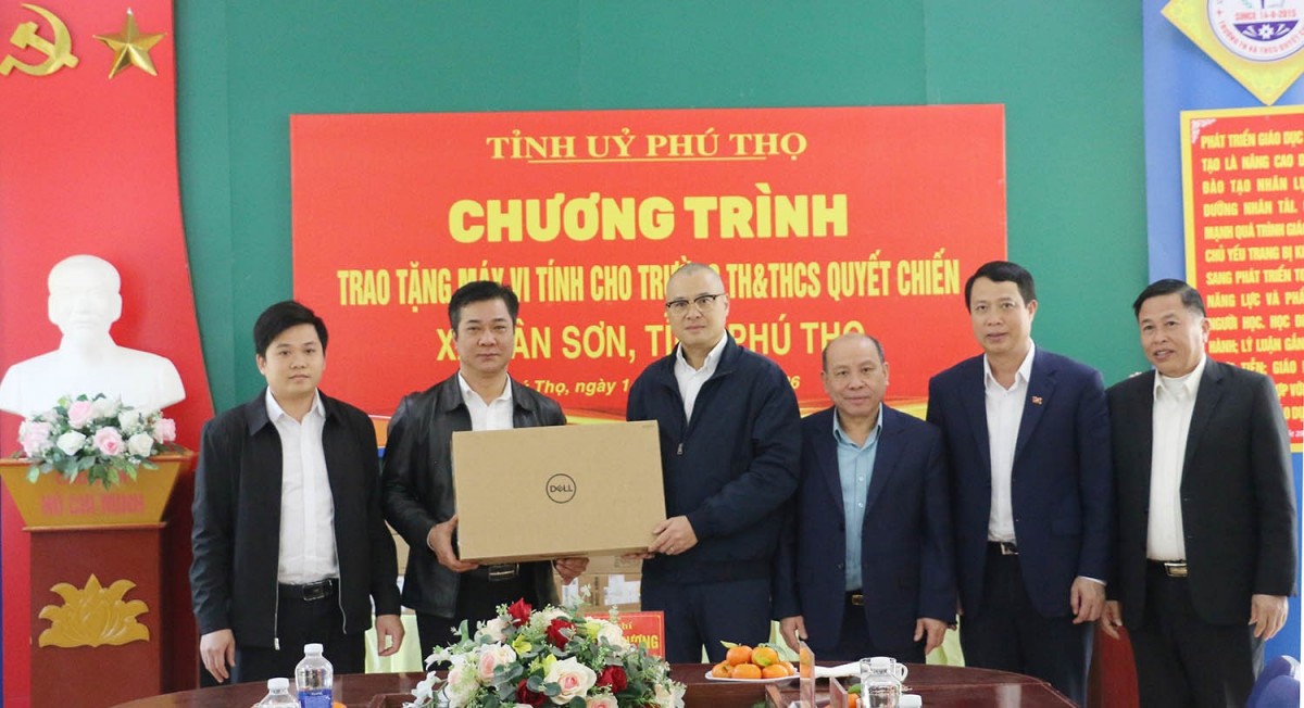 Phú Thọ: Bí thư Tỉnh ủy Phạm Đại Dương thăm mô hình nông nghiệp sạch và trao tặng thiết bị học tập cho trường học vùng cao