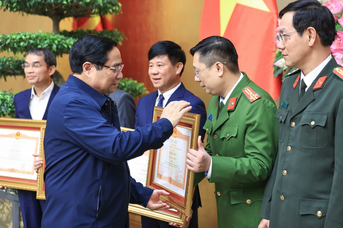 Thủ tướng Phạm Minh Chính trao bằng khen cho các tập thể, cá nhân có thành tích xuất sắc trong thực hiện Chiến dịch Quang Trung - Ảnh VGP/Nhật Bắc