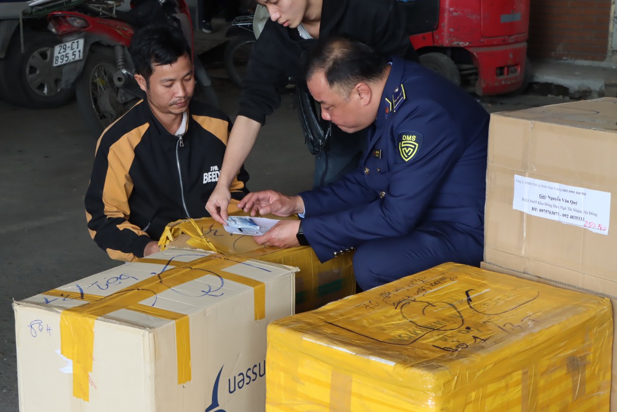 Hà Nội: Thu giữ hàng nghìn sản phẩm nghi nhập lậu trước thềm Tết Nguyên đán