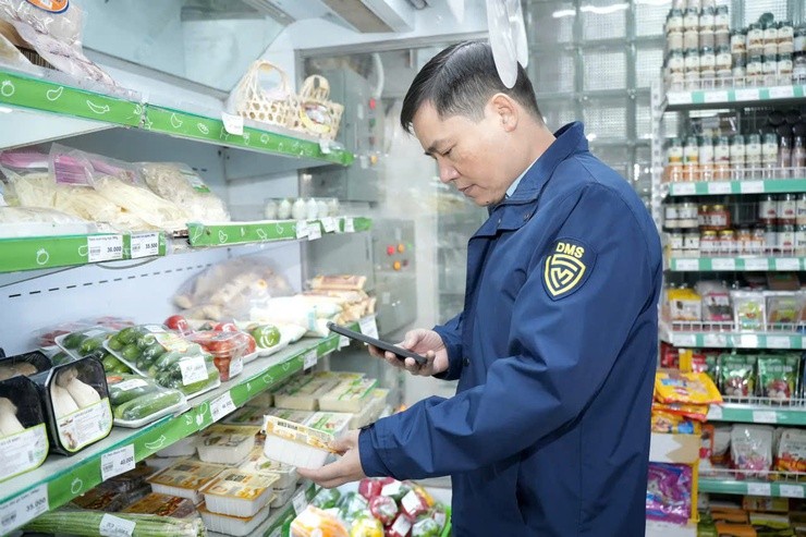 Đại diện Đoàn kiểm tra liên ngành quét mã QR truy xuất nguồn gốc sản phẩm được bày ban tại siêu thị BRG.