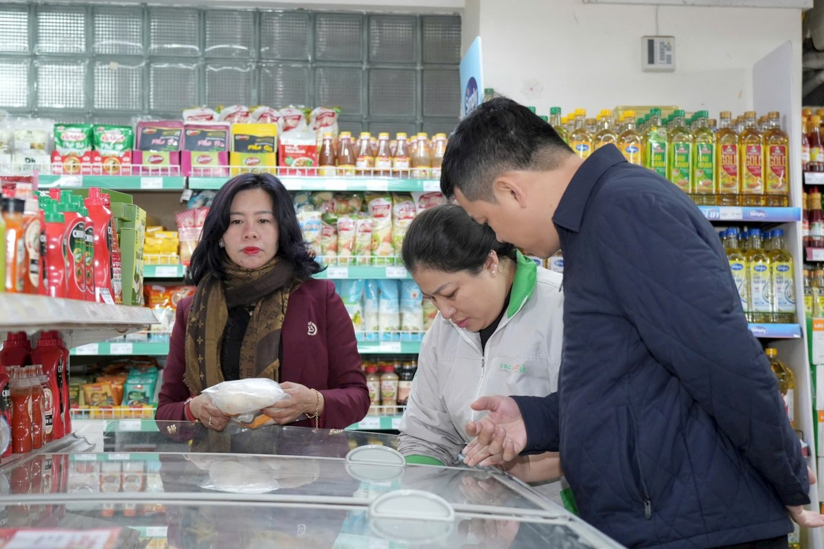 Kiểm tra đột xuất tại Siêu thị BRG (thuộc Công ty TNHH xuất - nhập khẩu và bán lẻ hàng tiêu dùng Hà Nội)