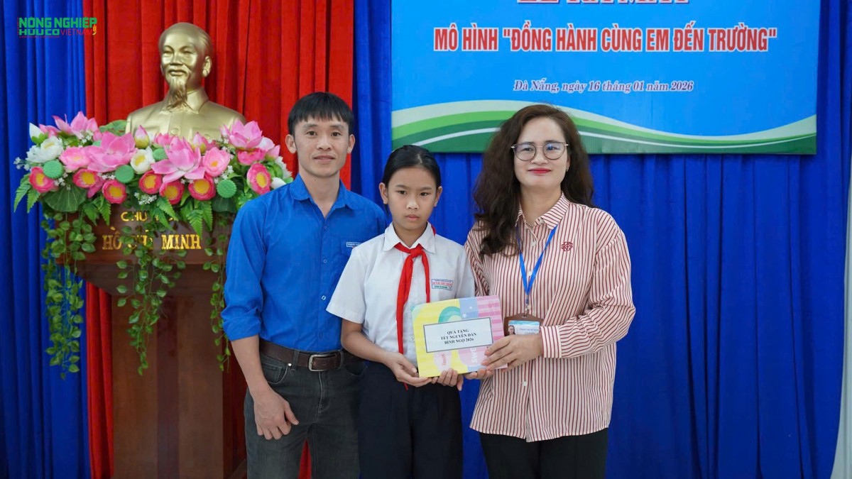 Đại diện Chi bộ Trung tâm Điều dưỡng người tâm thần TP Đà Nẵng đồng hành, hỗ trợ em Trương Thị Ánh Minh tại lễ ra mắt mô hình “Đồng hành cùng em đến trường”.