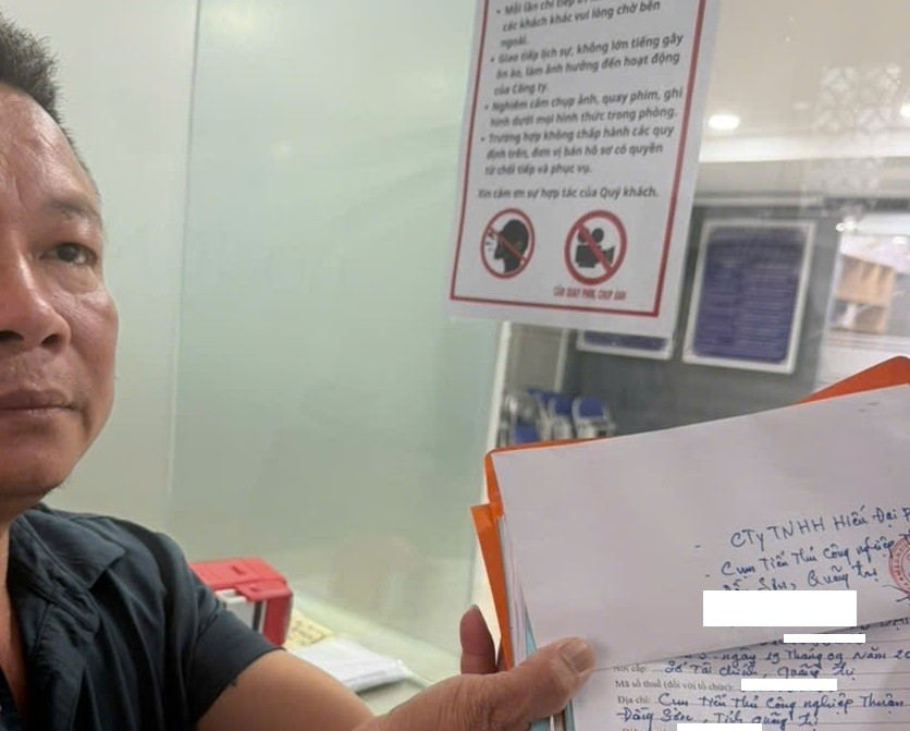 Đại diện Công ty TNHH Hiếu Đại Phát QB khi đến nộp hồ sơ để tham gia đấu giá