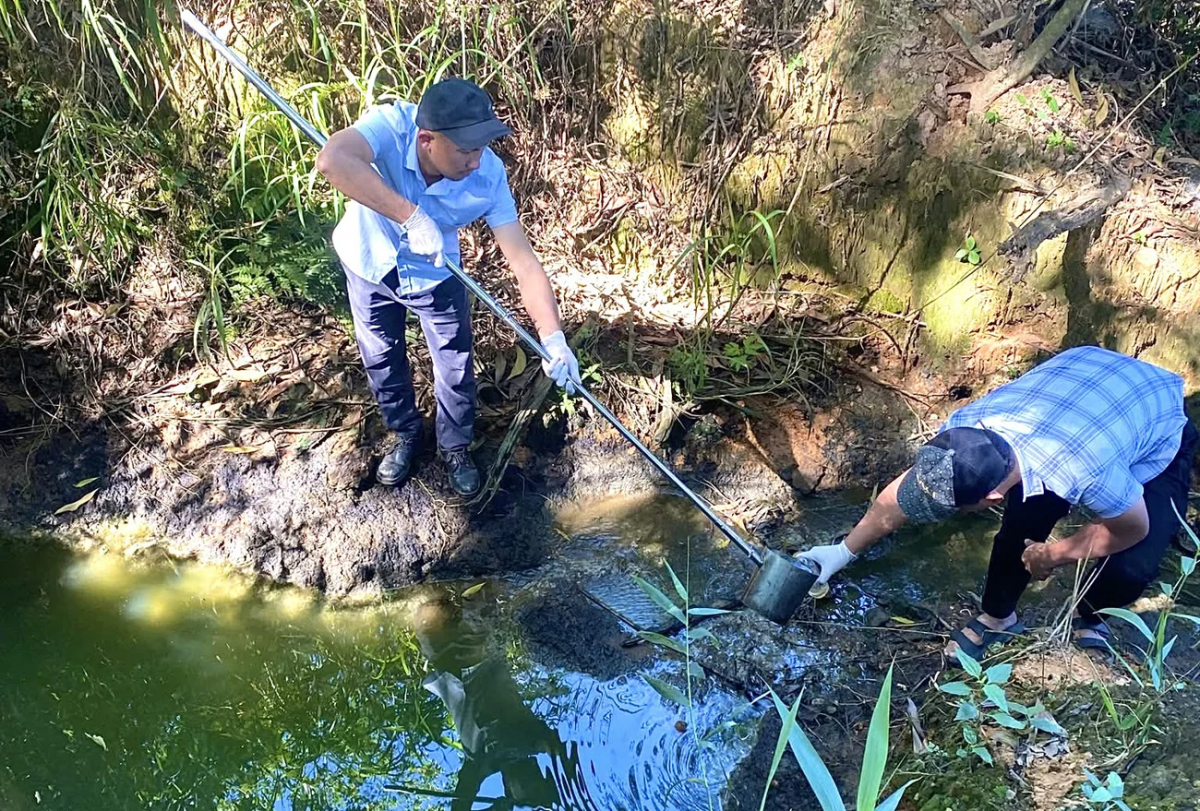 Thực hiện lấy mẫu nước thải của NM chế biến mì xả trực tiếp ra môi trường mà chưa qua xử lý.