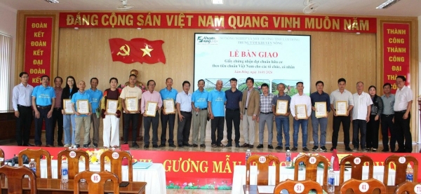 Lâm Đồng: Trao 12 Giấy chứng nhận đạt chuẩn hữu cơ cho các tổ chức, cá nhân sản xuất nông nghiệp