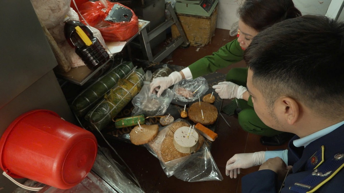 Bắt quả tang cơ sở sản xuất, buôn bán 300 tấn giò chả sử dụng chất cấm