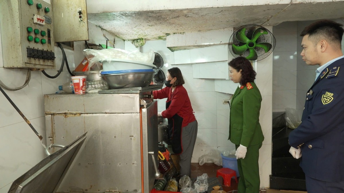 Bắt quả tang cơ sở sản xuất, buôn bán 300 tấn giò chả sử dụng chất cấm