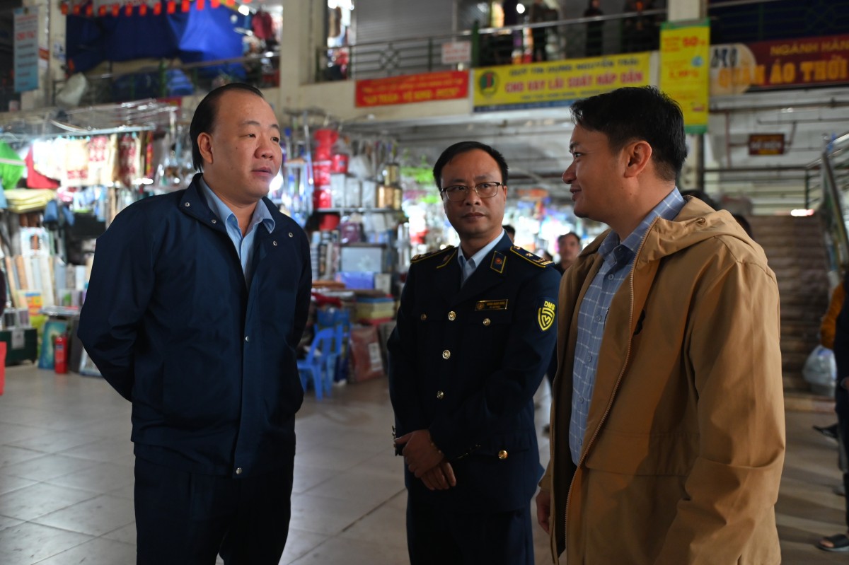 Cục trưởng Trần Hữu Linh kiểm tra, đánh giá nguồn cung hàng hóa phục vụ Tết tại Hà Nội