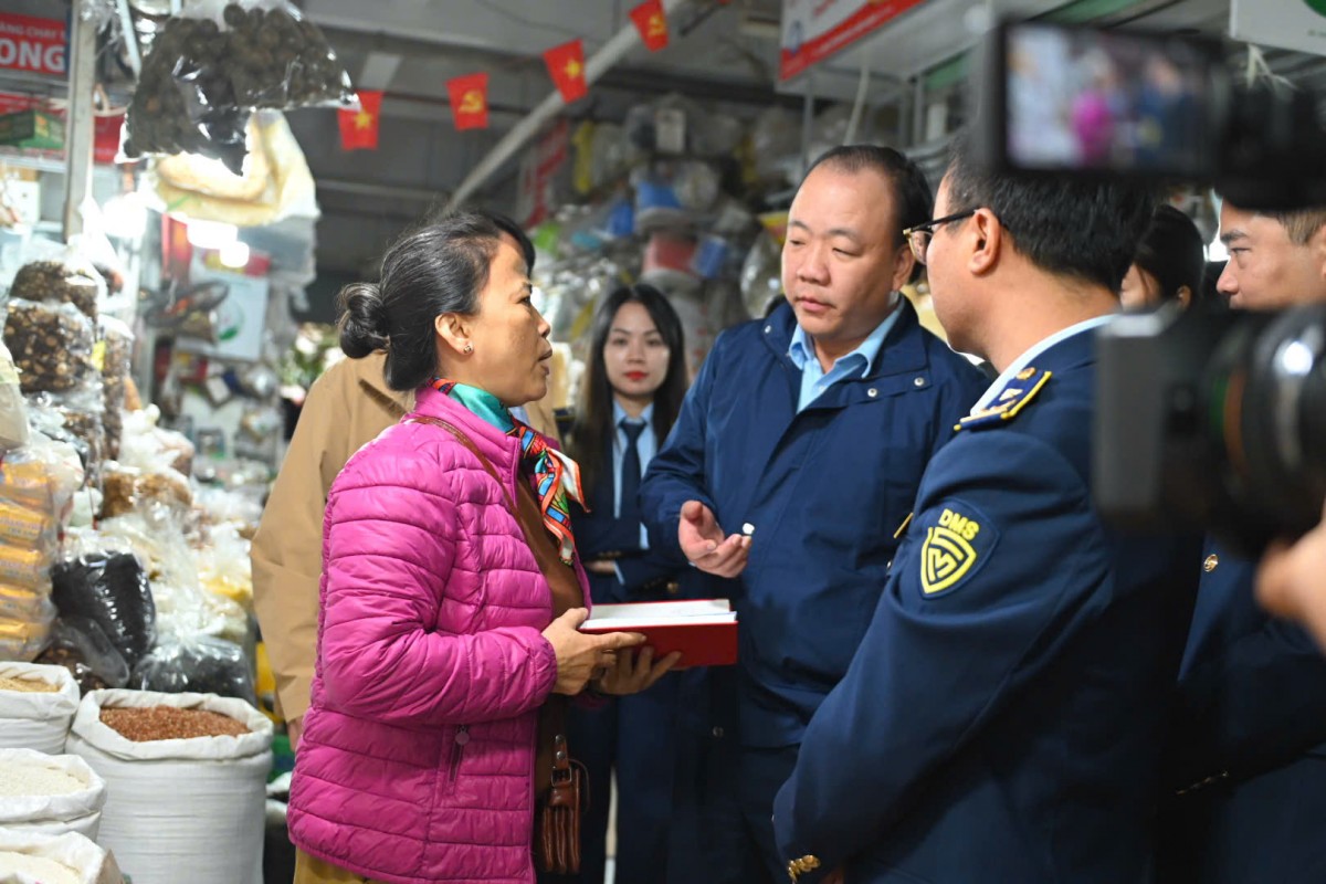 Cục trưởng Trần Hữu Linh kiểm tra, đánh giá nguồn cung hàng hóa phục vụ Tết tại Hà Nội