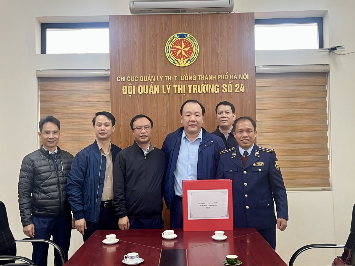 Cục trưởng Trần Hữu Linh kiểm tra, đánh giá nguồn cung hàng hóa phục vụ Tết tại Hà Nội