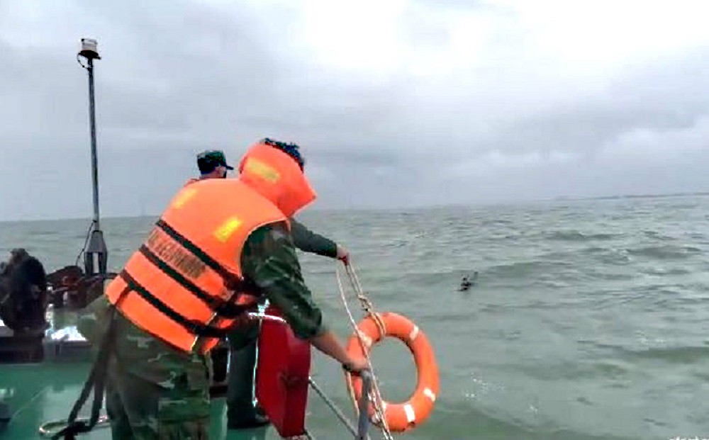 Nghệ An: Kịp thời cứu hai ngư dân gặp nạn lật tàu cá, trôi lênh đênh trên biển