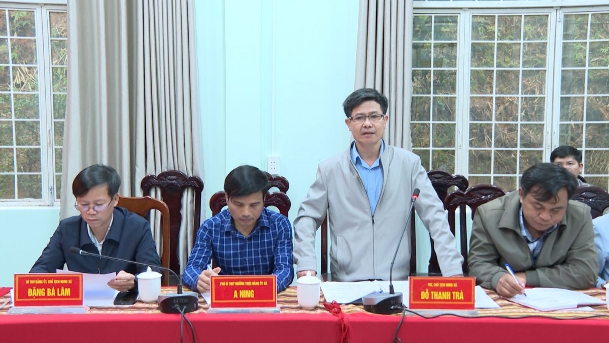 Lãnh đạo xã Măng Bút báo cáo về tình hình phát triển vùng nguyên liệu 